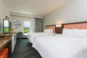 Hampton Inn Cumberland客房内的一张或多张床位