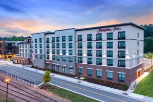 Un gran edificio blanco al costado de una calle. en Hampton Inn Blue Ridge, GA, en Blue Ridge