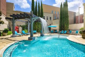 a swimming pool with a fountain in a courtyard at Hampton Inn & Suites Chattanooga Downtown in Chattanooga