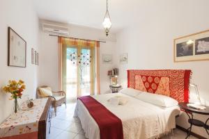1 dormitorio con cama, mesa y ventana en Al Quadrifoglio Bed & Breakfast, en Verona
