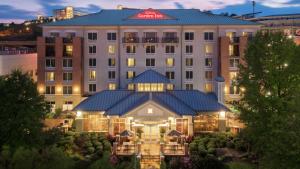 una vista aérea de la posada por la noche en Hilton Garden Inn Chattanooga Downtown, en Chattanooga