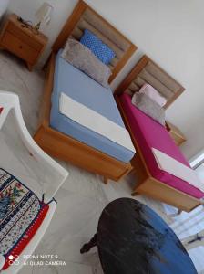 an overhead view of a bedroom with two bunk beds at Basma in Rafrāf