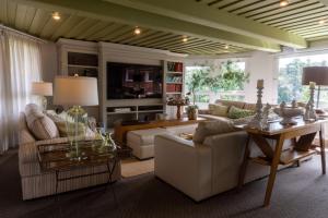 uma sala de estar com um sofá e uma mesa em Hotel Estalagem St. Hubertus em Gramado