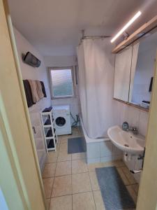 Ένα μπάνιο στο Ferienwohnung Safi