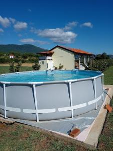 una gran piscina en la parte superior de una casa en Apartman Zivic, en Berilovac