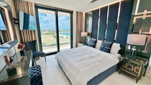 sypialnia z dużym łóżkiem i dużym oknem w obiekcie Mullet Bay Suites - Your Luxury Stay Awaits w mieście Cupecoy