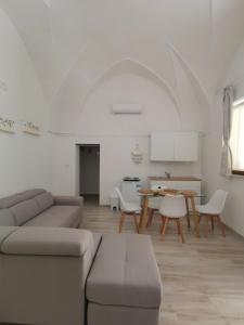 una sala de estar con un sofá y una mesa en LeVolte, en Brindisi
