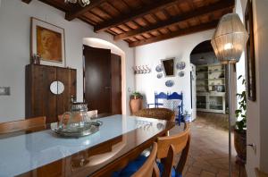 a kitchen with a counter and a table with chairs at La Casa de Reyes in Peñaflor