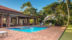 ein Bild eines Schwimmbads in einem Haus in der Unterkunft Sunny Vacation Villa No 84 in San Rafael del Yuma