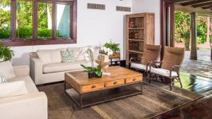 ein Wohnzimmer mit einem Sofa und einem Couchtisch in der Unterkunft Sunny Vacation Villa No 84 in San Rafael del Yuma