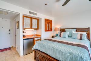 1 dormitorio con 1 cama y lavamanos. en Scenic Tucson Vacation Rental with Patio and Grill!, en Tucson