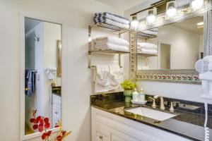 un baño con lavabo y espejo en Scenic Tucson Vacation Rental with Patio and Grill!, en Tucson