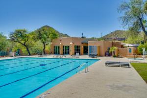 Bassenget på eller i nærheten av Scenic Tucson Vacation Rental with Patio and Grill!