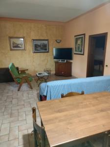 een woonkamer met een blauwe bank en een tafel bij Appartamento ALBA locazione turistica in Spoleto