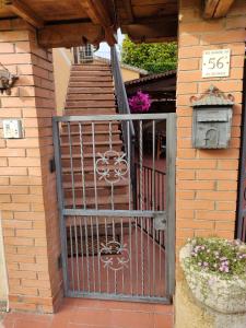 een poort naar een huis met een trap erachter bij Appartamento ALBA locazione turistica in Spoleto