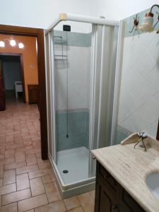 een douche met een glazen deur in de badkamer bij Appartamento ALBA locazione turistica in Spoleto
