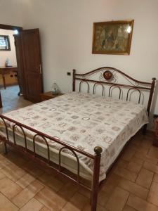 een slaapkamer met een groot bed met een houten frame bij Appartamento ALBA locazione turistica in Spoleto