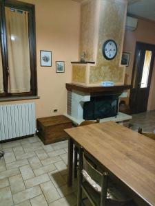 een woonkamer met een tafel en een open haard bij Appartamento ALBA locazione turistica in Spoleto