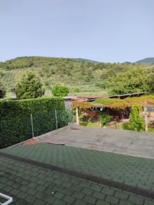 uitzicht op een tennisbaan in een tuin bij Appartamento ALBA locazione turistica in Spoleto