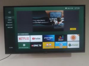 TV a/nebo společenská místnost v ubytování En Concordia, casa estilo industrial con amplio patio a 10 minutos de la plaza principal + 10 fotografií