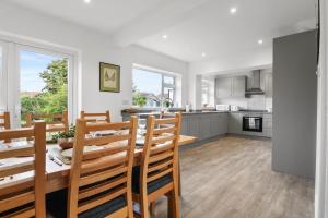 a kitchen and dining room with a table and chairs at Stunning 4 bedroom home near cotswolds and Stratford upon avon in Tredington