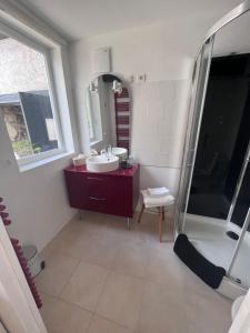 La salle de bains est pourvue d'un lavabo et d'un miroir. dans l'établissement Gîte cosy entre Tours et Amboise, à Vernou-sur-Brenne