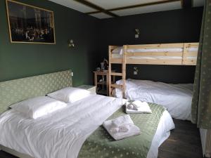 1 Schlafzimmer mit 2 Betten und 1 Etagenbett in der Unterkunft Au fil du temps in Amboise