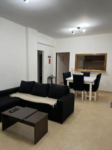 sala de estar con sofá y mesa en DEPARTAMENTO 412 en Mendoza