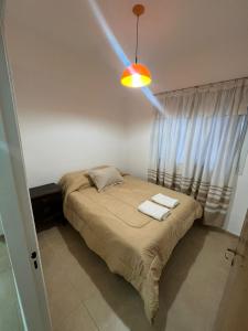 1 dormitorio con 1 cama con luz encendida en DEPARTAMENTO 412 en Mendoza