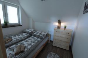 Säng eller sängar i ett rum på Domki Pod Brzegiem