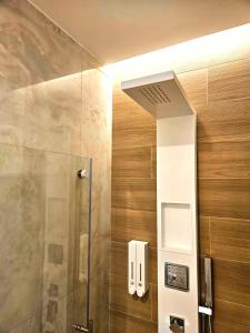 baño con ducha y puerta de cristal en Astoria Supreme - Modern Boutique Suites en Lecce