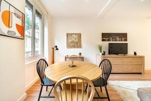 a dining room with a wooden table and chairs at Le Saint Clair charmant 3 pers - Caluire et Cuire in Caluire-et-Cuire