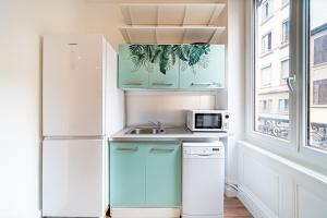 a small kitchen with a refrigerator and a microwave at Le Saint Clair charmant 3 pers - Caluire et Cuire in Caluire-et-Cuire