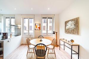 a kitchen and dining room with a table and chairs at Le Saint Clair charmant 3 pers - Caluire et Cuire in Caluire-et-Cuire