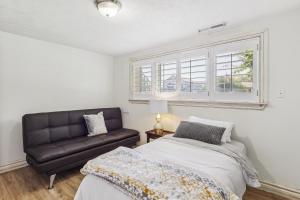 Ένα ή περισσότερα κρεβάτια σε δωμάτιο στο Charming Utah Getaway with Fire Pit and Furnished Deck +19 φωτογραφίες