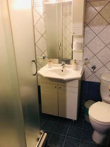 マクリニツァにあるArchontiko Ouraniasのバスルーム(洗面台、トイレ、鏡付)