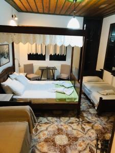 マクリニツァにあるArchontiko Ouraniasのベッドルーム1室(ベッド2台、テーブル、椅子付)