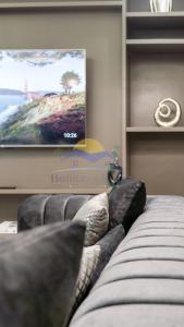 TV a/nebo společenská místnost v ubytování Holidays R Us villa 3 bedroom premium location