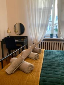Warsaw Mermaid Apartment - Ideal place for You في وارسو: غرفة نوم عليها سرير وفوط