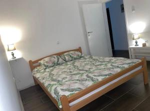 En eller flere senge i et værelse på Apartmani Gacic- Sabac