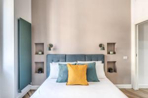 A bed or beds in a room at Claudia's Home