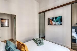 A bed or beds in a room at Claudia's Home