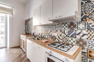 A kitchen or kitchenette at Claudia's Home