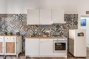 A kitchen or kitchenette at Claudia's Home