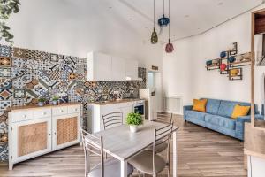 A kitchen or kitchenette at Claudia's Home