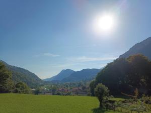 uitzicht op een groen veld met bergen op de achtergrond bij I 3 Moschettoni in Valbrona