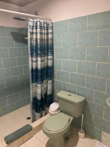 PalmillaにあるOcekepalaのバスルーム(トイレ、シャワー付)