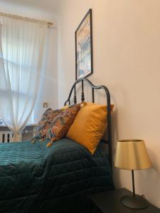 um quarto com uma cama verde e uma almofada amarela em Warsaw Mermaid Apartment - Ideal place for You em Varsóvia