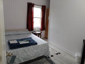 Schlafzimmer mit einem Bett und einem Fenster in der Unterkunft Healing Touch Holistic Living Space in Amherst