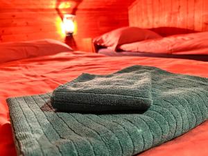 een deken op een bed in een slaapkamer bij Chalet Hildegard in Plaffeien